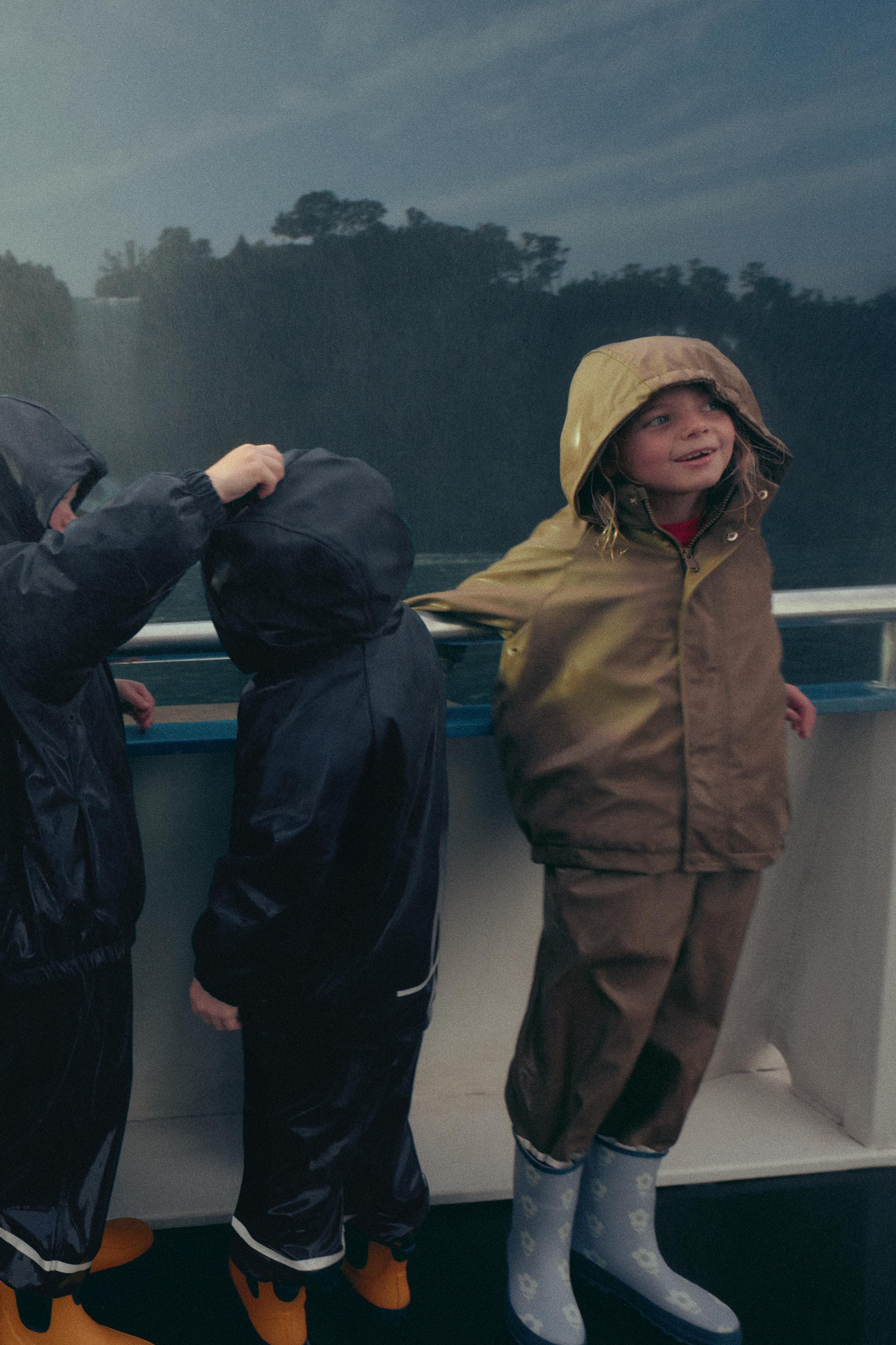 RUBBERIZED WATER REPELLENT RAINCOAT